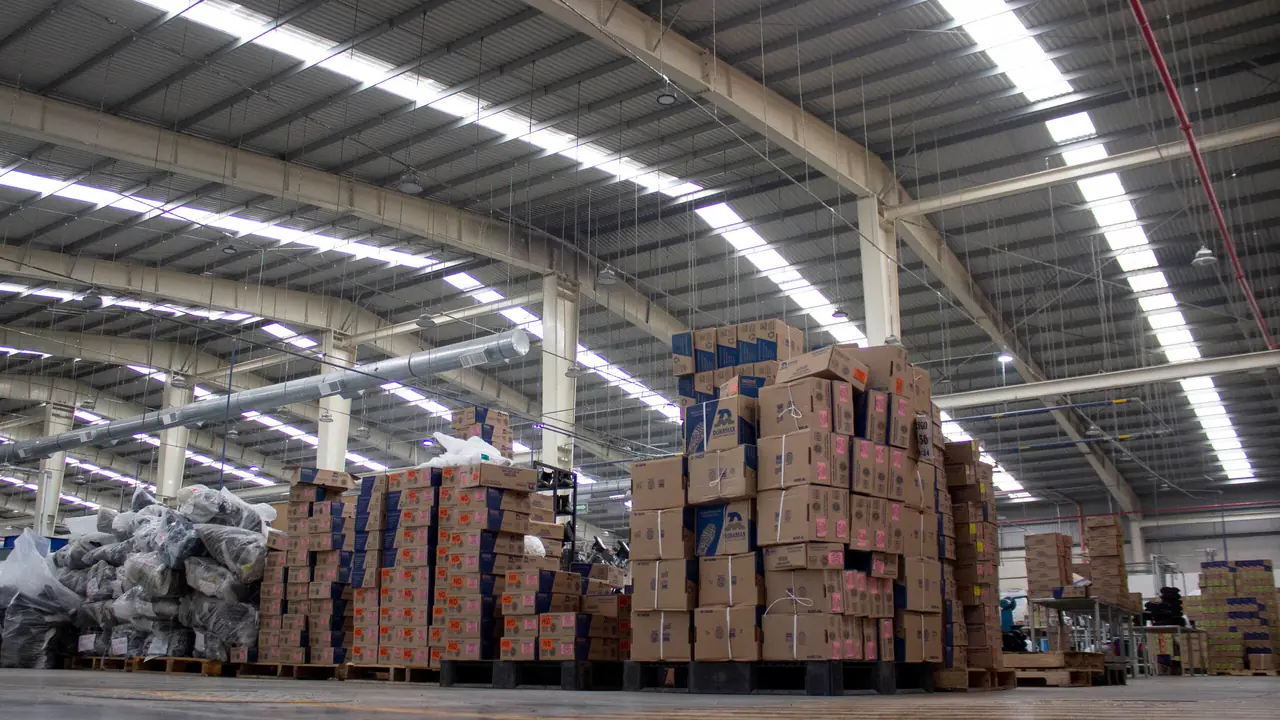 Almacén de la planta de Calzado Duramax, con tarimas de cajas de calzado
