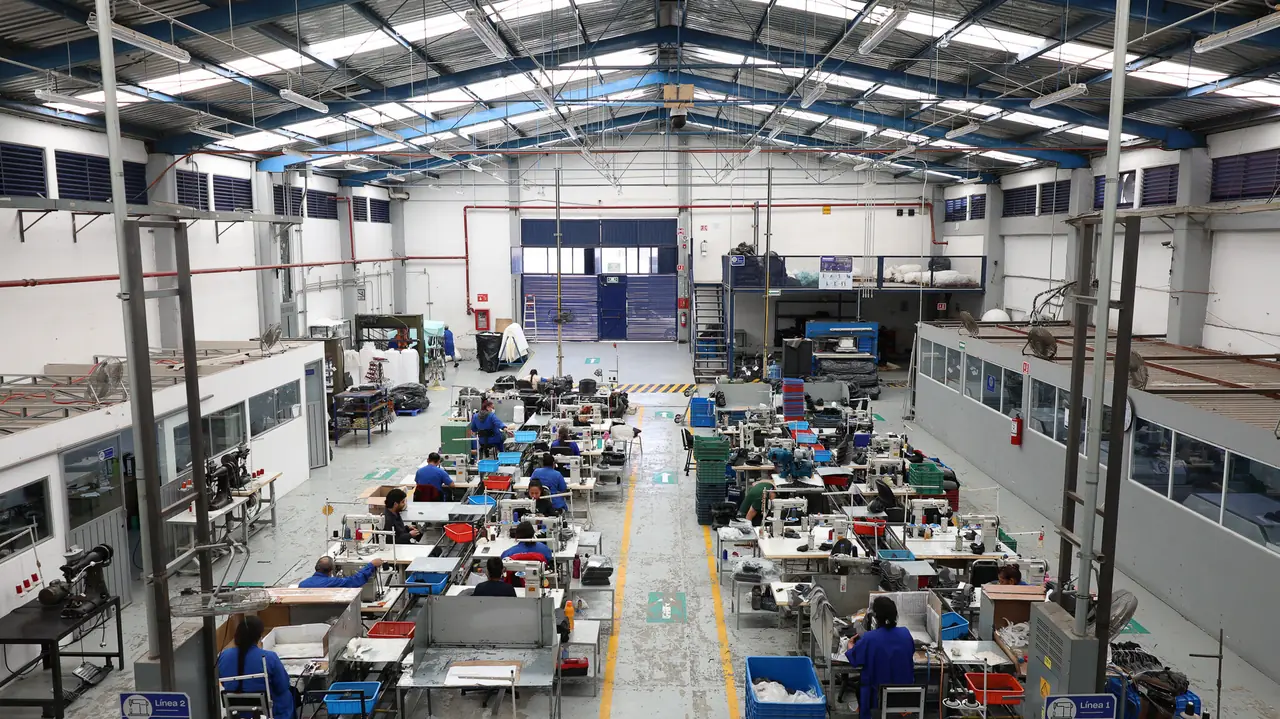 Área de costura de la planta de Calzado Duramax, con sus líneas de trabajo