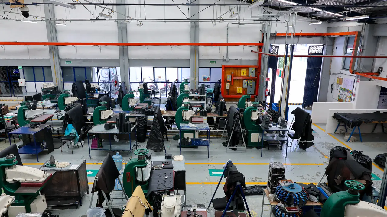 Operarios en las máquinas de costura de la planta de Calzado Duramax