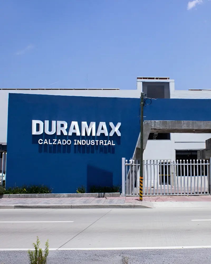 Fachada de una planta de Calzado Duramax, con el letrero Duramax Calzado Industrial