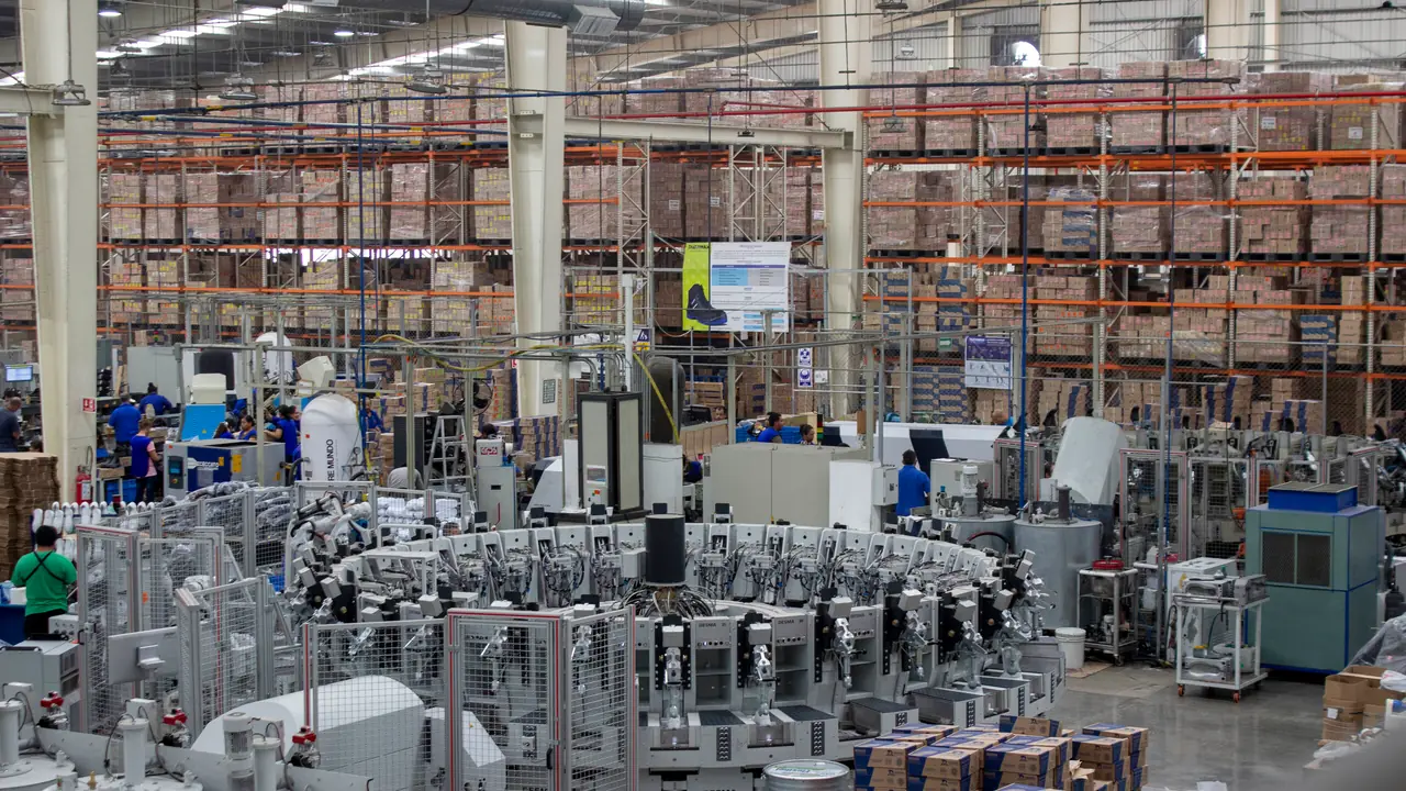 Nave de producción de Calzado Duramax con inyectoras rotativas y racks de material