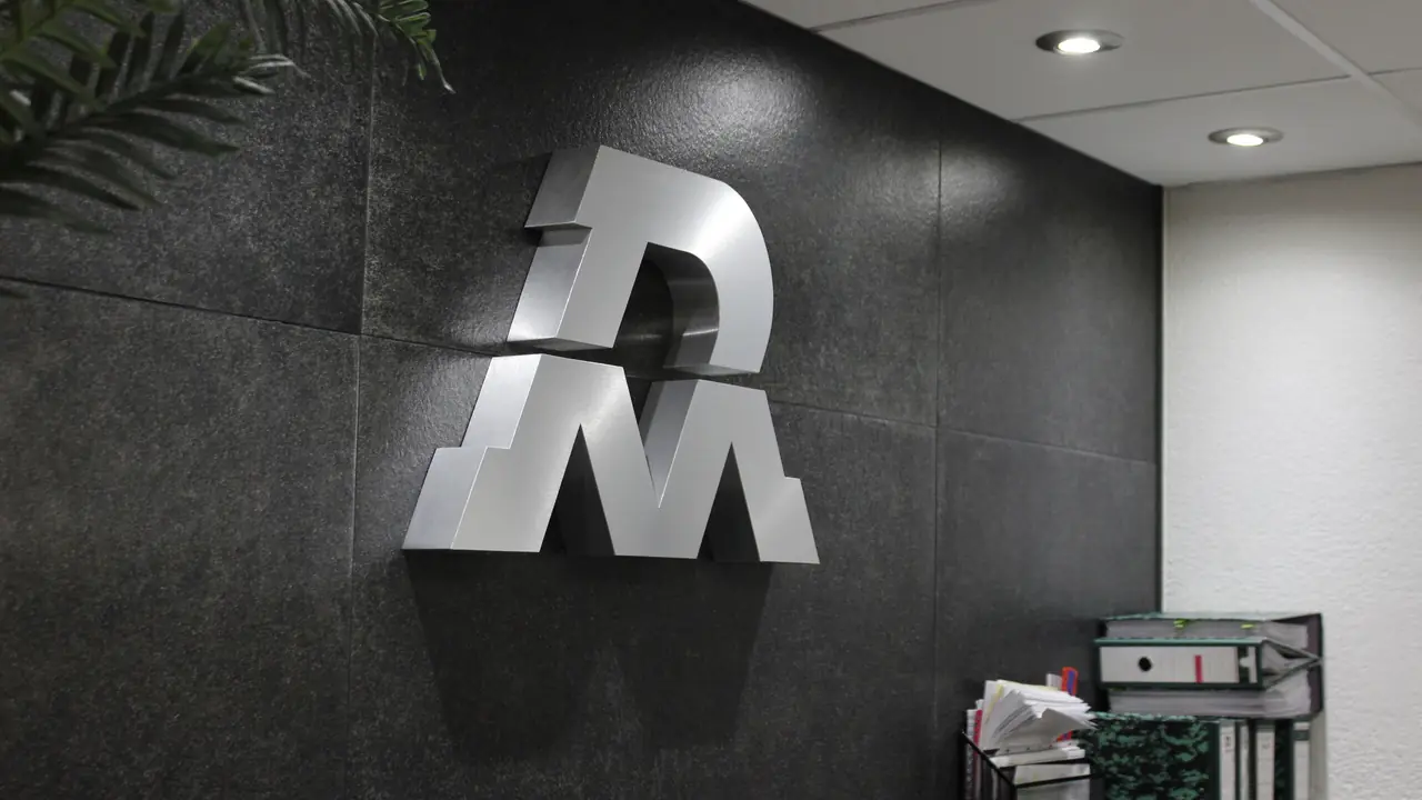 Logo de Duramax en la recepción de su planta